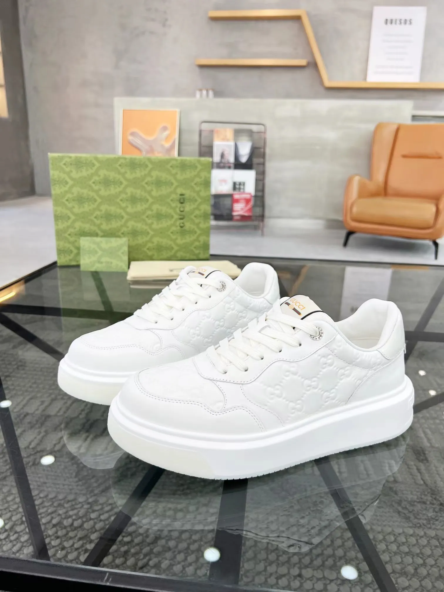 P440 new men's shoes GUCCI [Lightning] latest shoes are shipped. Original quality, fashionable, made of special materials, sheepskin lining, brand new packaging. The foot feels super comfortable and the workmanship is impeccable. Size: Male 38-45.